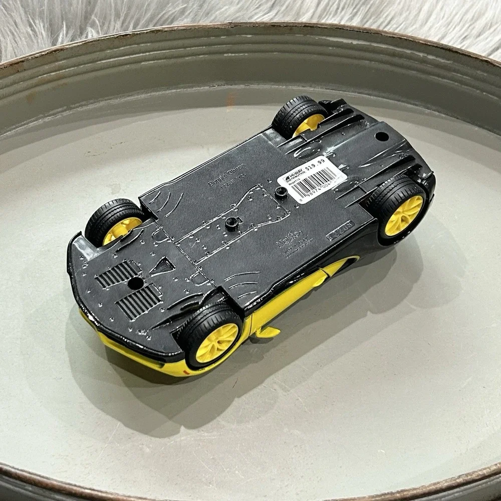 Bugatti Chiron Yellow and‎ Black 1:24 Diecast Model Car - Maisto